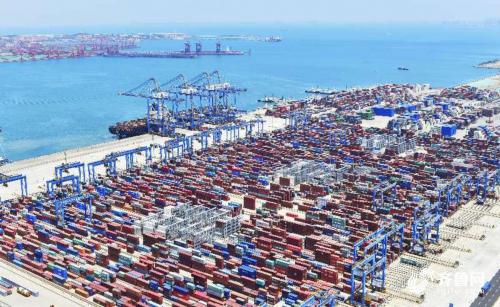 青島港自動化碼頭在全球港口首次實現(xiàn)陸側(cè)全自動收箱作業(yè)