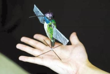 自動躲避障礙物 微型蜂鳥機(jī)器人靠AI算法飛行