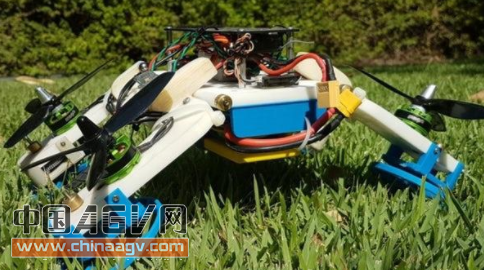 無人機(jī)使用旋轉(zhuǎn)的螺旋槳臂 撞到地面時可成機(jī)器人車