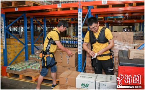 搬貨“外骨骼”揀選“AGV” 618蘇寧物流科技感爆棚