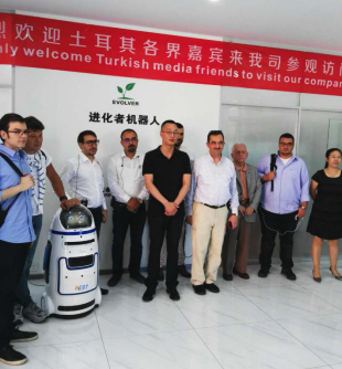 “一帶一路”國家媒體參觀中國“智能造”代表小胖機(jī)器人