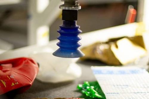 垃圾分類機器人來了！每分鐘分揀80件 速度是人的兩倍