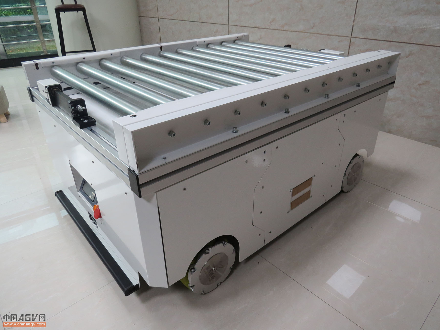 麥輪驅(qū)動背負(fù)輥筒式AGV_中國AGV網(wǎng)(m.wnmc.org.cn) 麥輪驅(qū)動背負(fù)輥筒式AGV_中國AGV網(wǎng)(m.wnmc.org.cn)