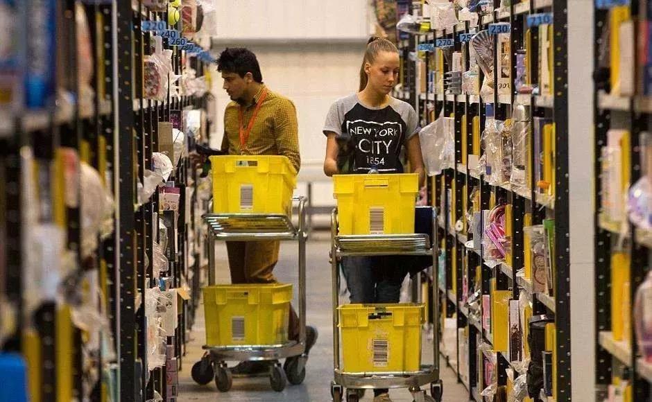 使用AGV倉儲機(jī)器人，實(shí)現(xiàn)“貨到人”智能倉儲作業(yè)