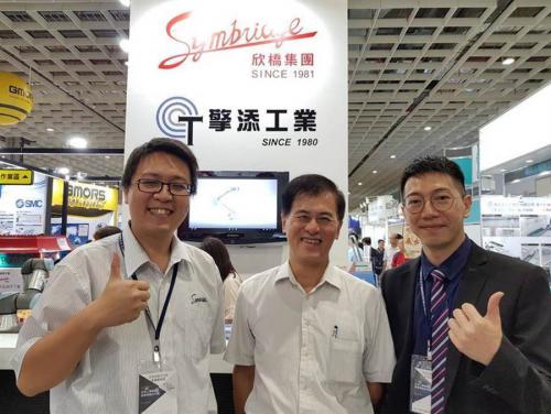 智慧工廠商機(jī)大 擎添AGV無人車攜欣橋機(jī)械手臂搶市場