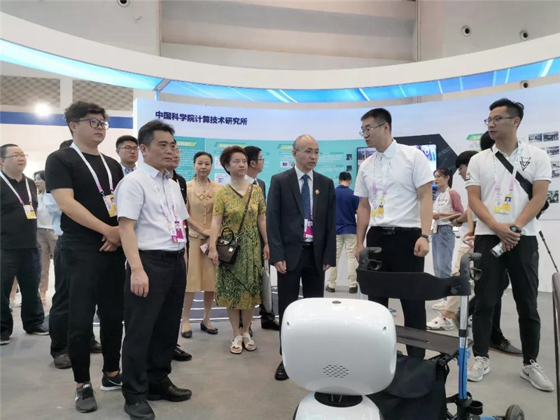 新松機(jī)器人：為經(jīng)濟(jì)賦能 為生活添彩——新松助力中科院展團(tuán)亮相智博會(huì)