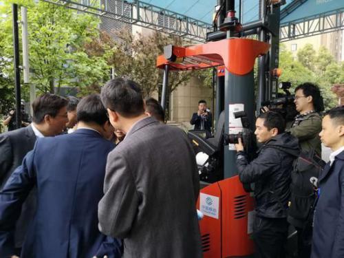 國內(nèi)首例5G 無人駕駛AGV合力叉車亮相合肥
