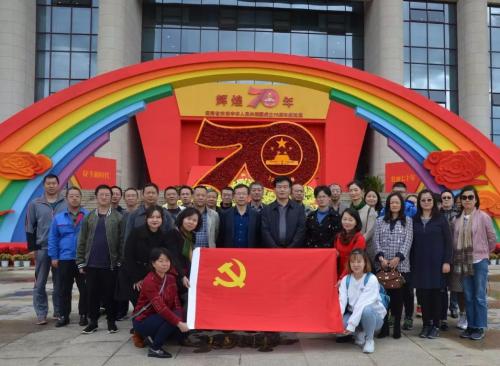 昆船公司黨委組織參觀“輝煌70年成就展”