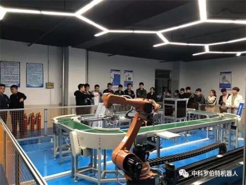 工業(yè)機器人讓生產(chǎn)更智能