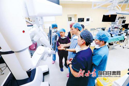 甘肅省首臺第四代“達芬奇”機器人蘭大二院“首秀”