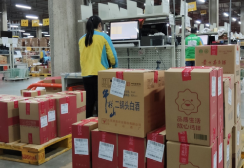 蘇寧年貨節(jié)貨滿倉曝光，AGV、機械臂齊上陣