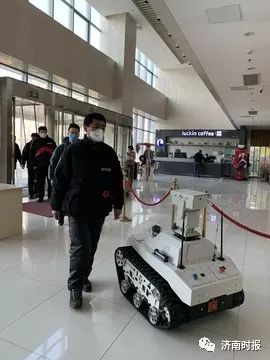 測(cè)體溫、人臉識(shí)別……山東濟(jì)南這里率先用上“防疫機(jī)器人”