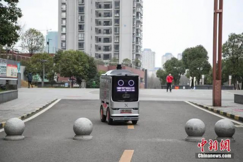 貴州貴陽一小區(qū)投用智能配送機器人 實現(xiàn)“無接觸配送”