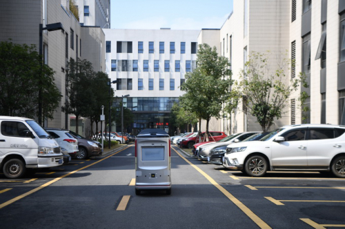 首批數(shù)千員工受益！無(wú)人配送車(chē)為北京海淀這三個(gè)園區(qū)員工送餐