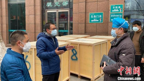 中國醫(yī)藥聯手成都杰士德公司向武漢捐贈靜脈配藥機器人