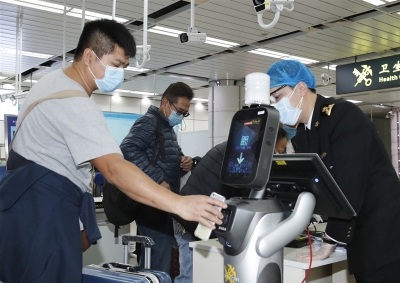 健康掃碼申報、“行走測溫”機器人、無人防疫車……深圳海關科技“戰(zhàn)疫”打造智慧防線