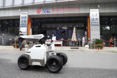 松靈消毒機(jī)器人在松山湖市民中心正式上崗