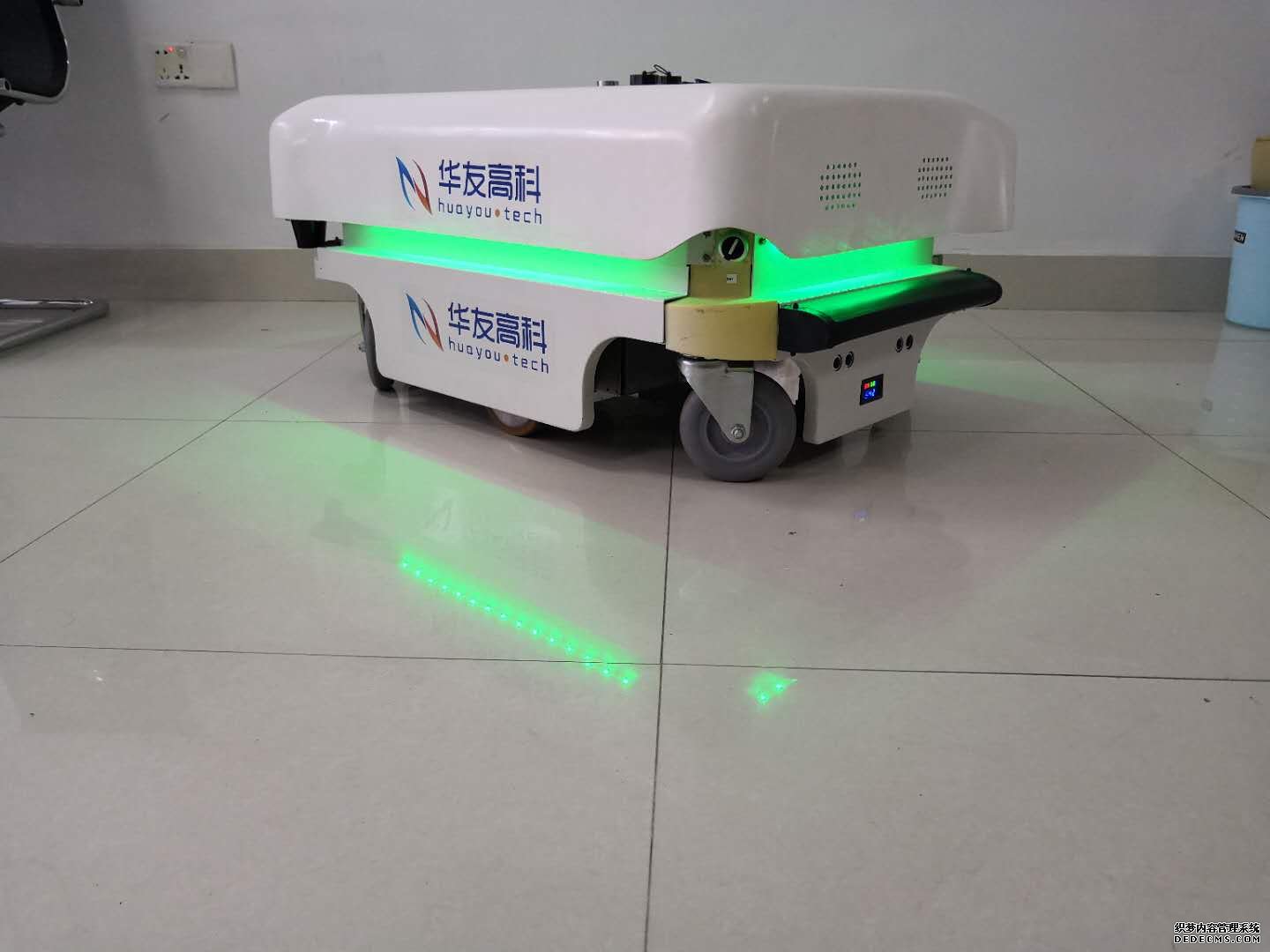 100KG負(fù)載激光導(dǎo)航AGV