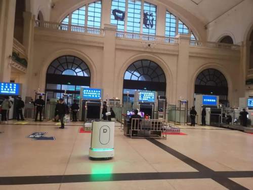 武漢“解封”首日，一維弦防疫巡檢機器人MoRo S出征漢口火車站！