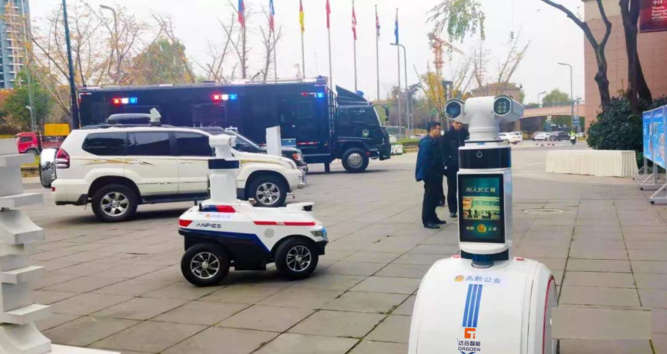 上海首臺(tái)5G警用巡邏機(jī)器人亮相南京路步行街