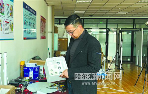 哈產(chǎn)智能機器人：消毒、測溫樣樣行