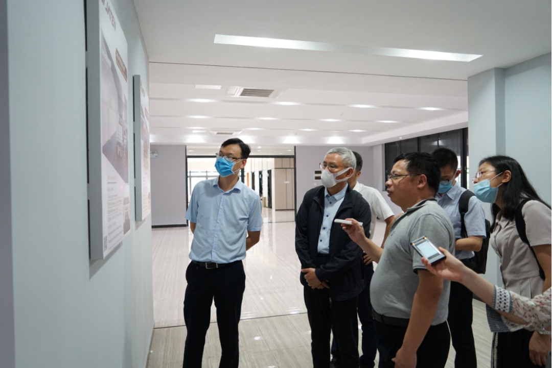 著名經(jīng)濟(jì)學(xué)家周其仁教授訪問嘉騰