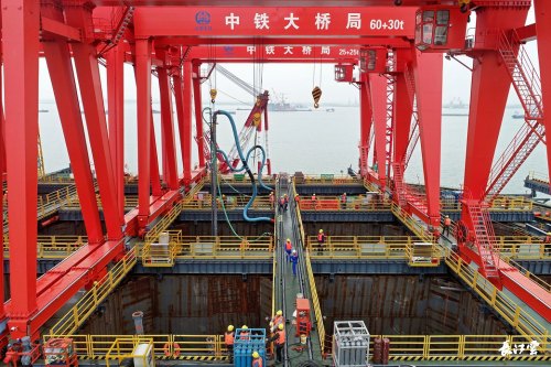 湖北造“黑科技”亮相 新型造橋機(jī)器人首次下水