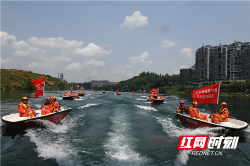 水上救援機(jī)器人“炫技”東江湖