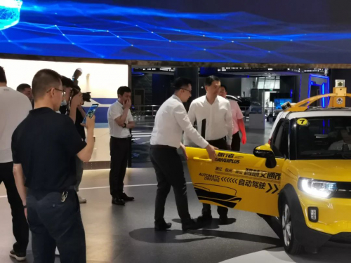 浙江省副省長劉小濤試乘智行者科技“星驥”無人車