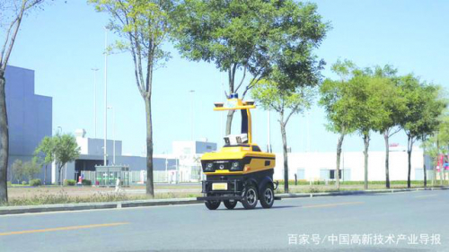 智能機(jī)器人“交警”上崗 真酷！