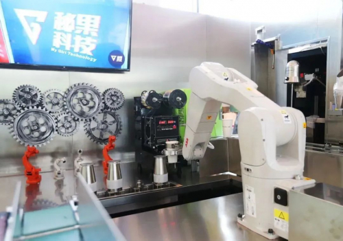 “小豹小豹，我要去機(jī)器人奶茶店！”這里的奶茶全部由機(jī)器人制作！