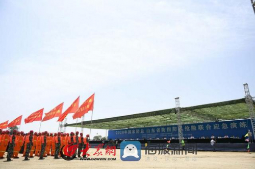 直升機(jī)、機(jī)器人、無人機(jī)齊上陣 山東棗莊消防聯(lián)合應(yīng)急演練顯身手