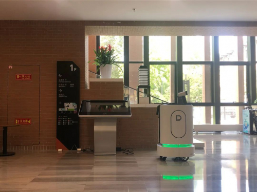 一維弦防疫巡檢機(jī)器人MoRo S服務(wù)清華大學(xué)李文正館，為學(xué)生開學(xué)保駕護(hù)航