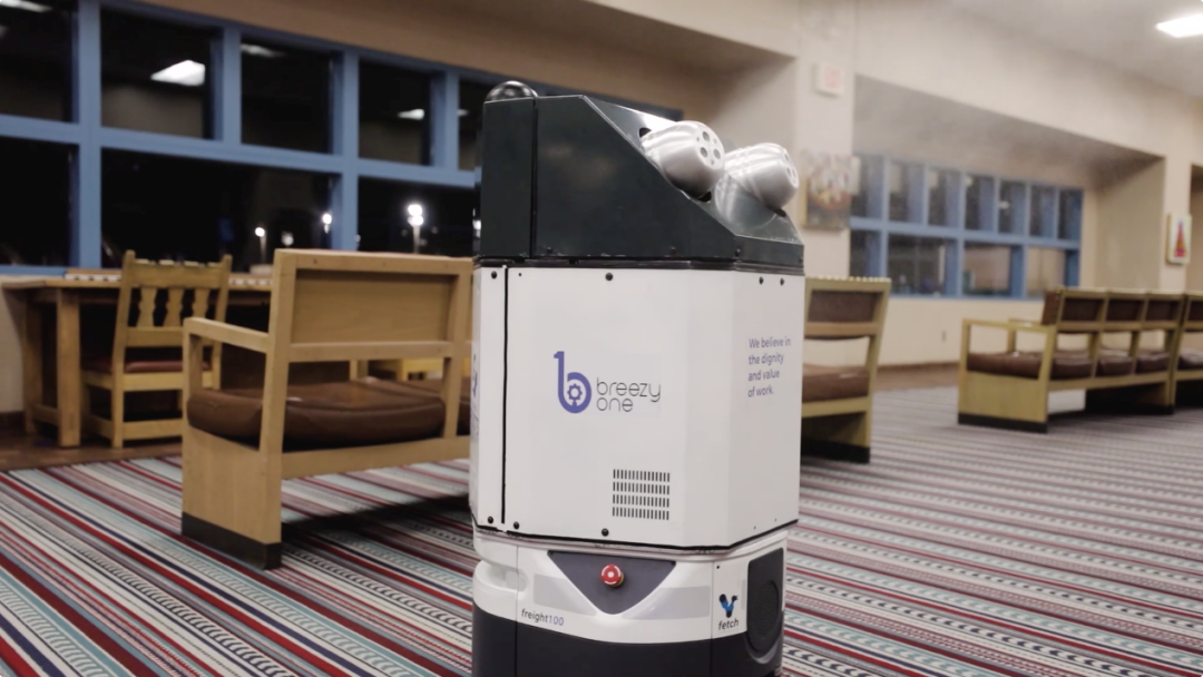 首個為大型設(shè)施建造的自動消毒機器人正式商用