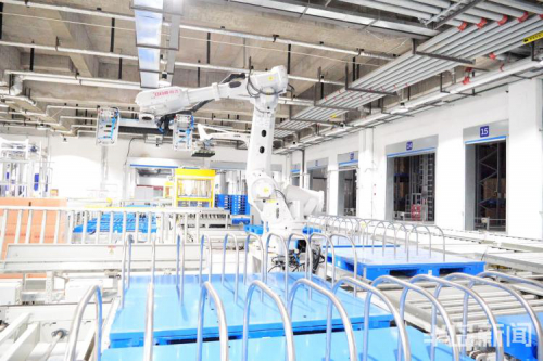 國內(nèi)首個大件物流智能無人倉在即墨啟用 機(jī)器人智能配送 單臺可提900斤貨物