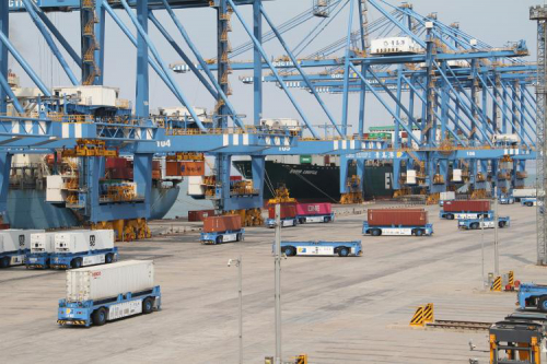 國內(nèi)首臺出口海外的大型港口重載移動機器人在青島港起運