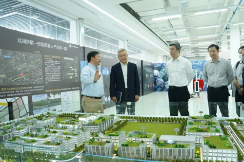 上海國(guó)際集團(tuán)總裁劉信義一行參觀達(dá)闥機(jī)器人有限公司