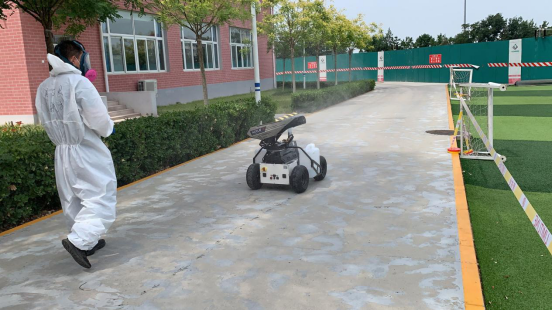 北京藍(lán)天救援隊奔赴消毒一線 松靈機(jī)器人助力安全高考
