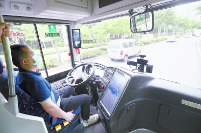 無(wú)人駕駛公交車在滬進(jìn)行開(kāi)放道路測(cè)試