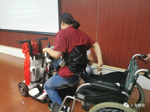 這臺智能輔助移動機(jī)器人，讓他們重新“站”了起來