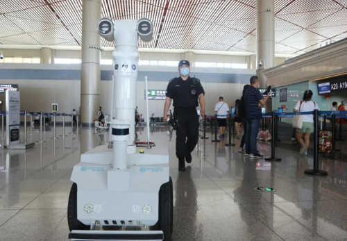 這個(gè)“巡警”有點(diǎn)酷！消毒、測(cè)溫樣樣精通——哈爾濱機(jī)場(chǎng)5G巡邏測(cè)溫機(jī)器人上崗