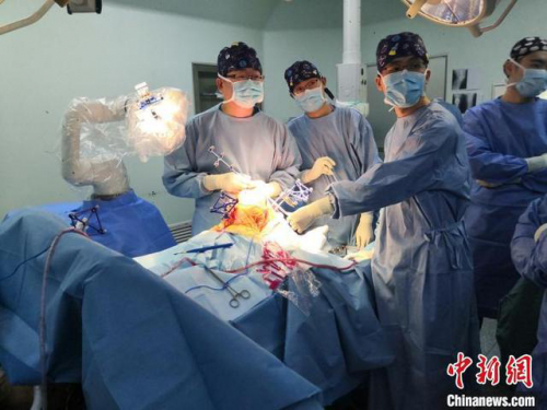 國產(chǎn)關節(jié)置換手術機器人助力醫(yī)生高水準完成手術 所有核心部件均國產(chǎn)