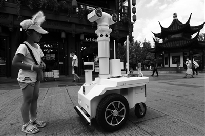 5G警用巡邏機(jī)器人 亮相江蘇夫子廟