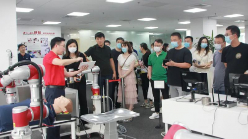 張家港企業(yè)考察團(tuán)到節(jié)卡機(jī)器人參觀考察