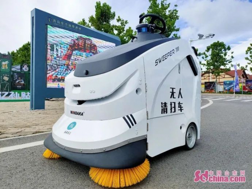 每小時(shí)清掃上千平方米 智能清潔機(jī)器人山東金沙灘啤酒城內(nèi)“開(kāi)跑”