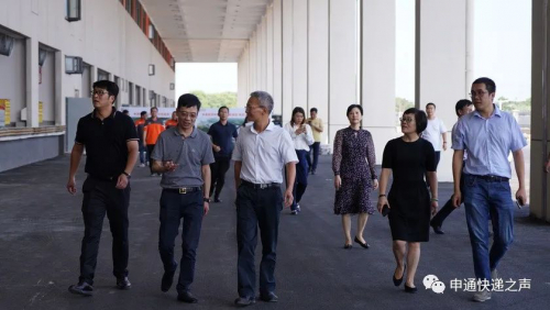 上海市青浦區(qū)委副書記、區(qū)長余旭峰一行參觀申通快遞智慧物流產(chǎn)業(yè)示范基地