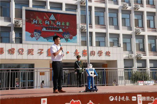 在濱州，一個(gè)名叫“旺仔”的機(jī)器人主持了一場(chǎng)開(kāi)學(xué)典禮