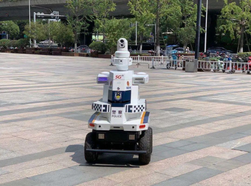 “媽媽快看，那里有個(gè)會(huì)動(dòng)的‘大白’！”—江蘇無(wú)錫聯(lián)通助力無(wú)錫首個(gè)5G人工智能巡邏機(jī)器人“上崗”