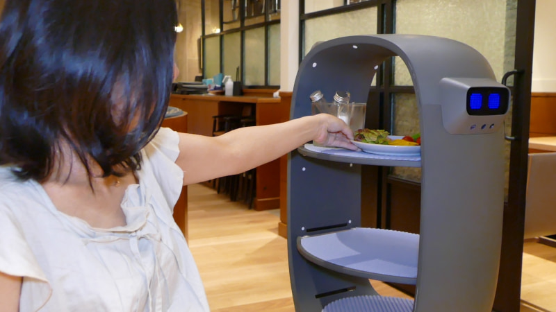 彭博社丨疫情加快中國餐飲行業(yè)智能化變革，無接觸送餐機器人崛起