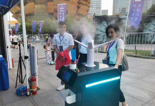 浙江科技周擺出了機(jī)器人陣